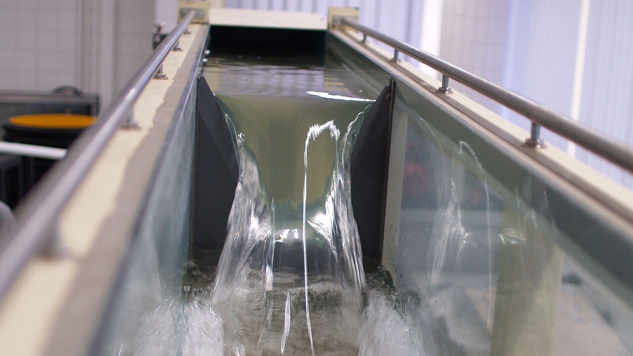 DEtailbild, Blick in den Strömungskanal im Wasserbaulabor